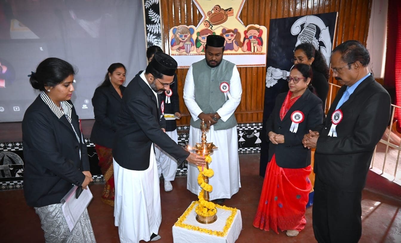 Bokaro News : लोगों को जागरूक करने के लिए फिल्म सशक्त माध्यम : सना शालिनी