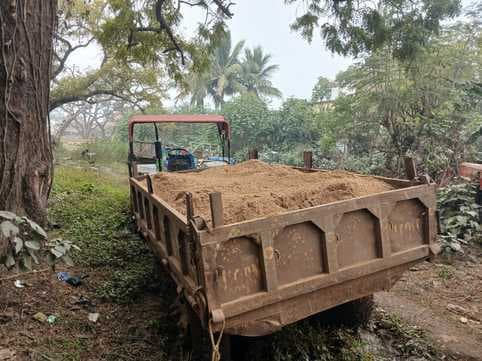 अवैध बालू लदे ट्रैक्टर को किया जब्त