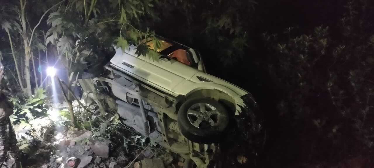 चौरी नदी पुल पर अनियंत्रित स्कॉर्पियो पलटी, बाल-बाल बचे सवार लोग