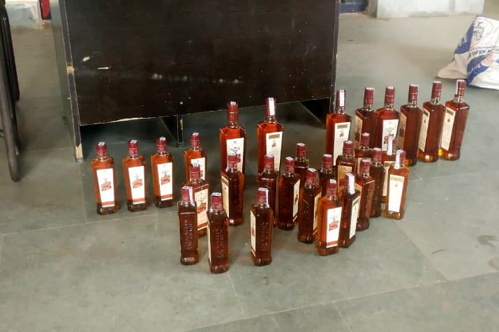 पुलिस को देख शराब तस्कर बाइक छोड़कर हुआ फरार