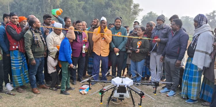 कोयली सिमरा पश्चिम में खेतों में ड्रोन से होगा छिड़काव