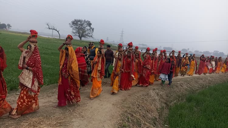 सात दिवसीय भागवत कथा को लेकर निकली कलश यात्रा