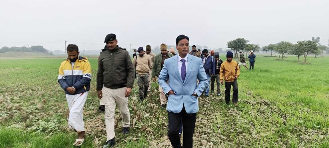 तिल्हेश्वर मंदिर सौंदर्यीकरण की घोषणा के बाद डीएम ने लिया जायजा