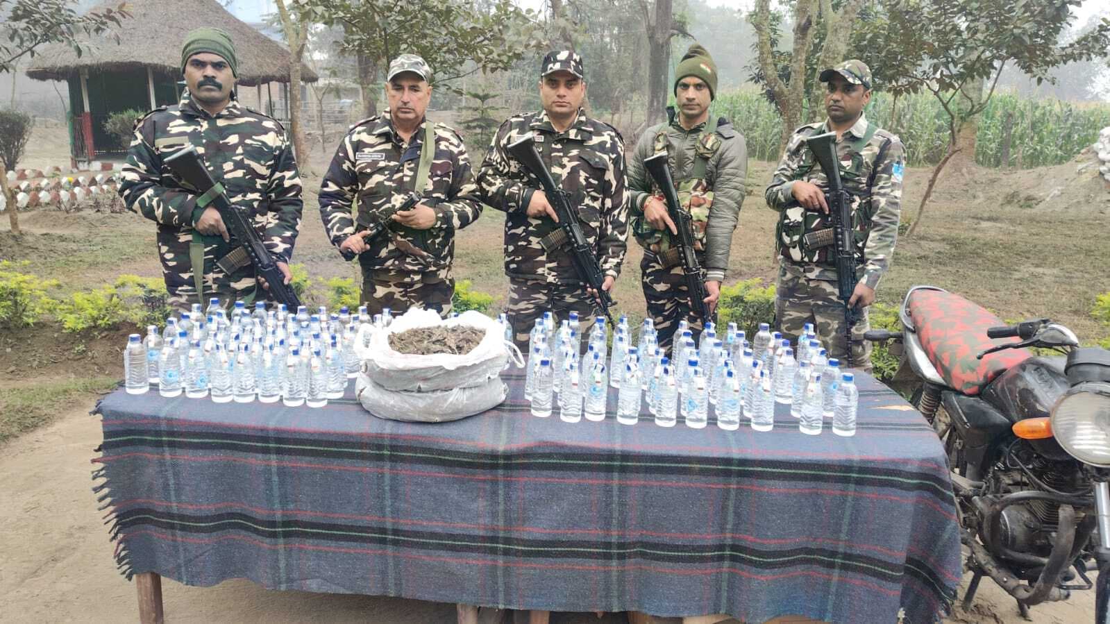 सवा तीन किलो गांजा व 120 बोतल शराब बरामद, बाइक जब्त, तस्कर फरार