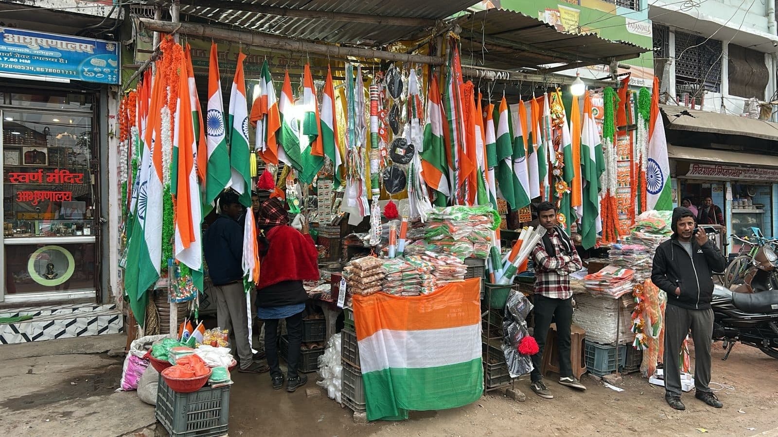 गणतंत्र दिवस को लेकर जोरों पर है परेड पूर्वाभ्यास, सजा तिरंगे का बाजार