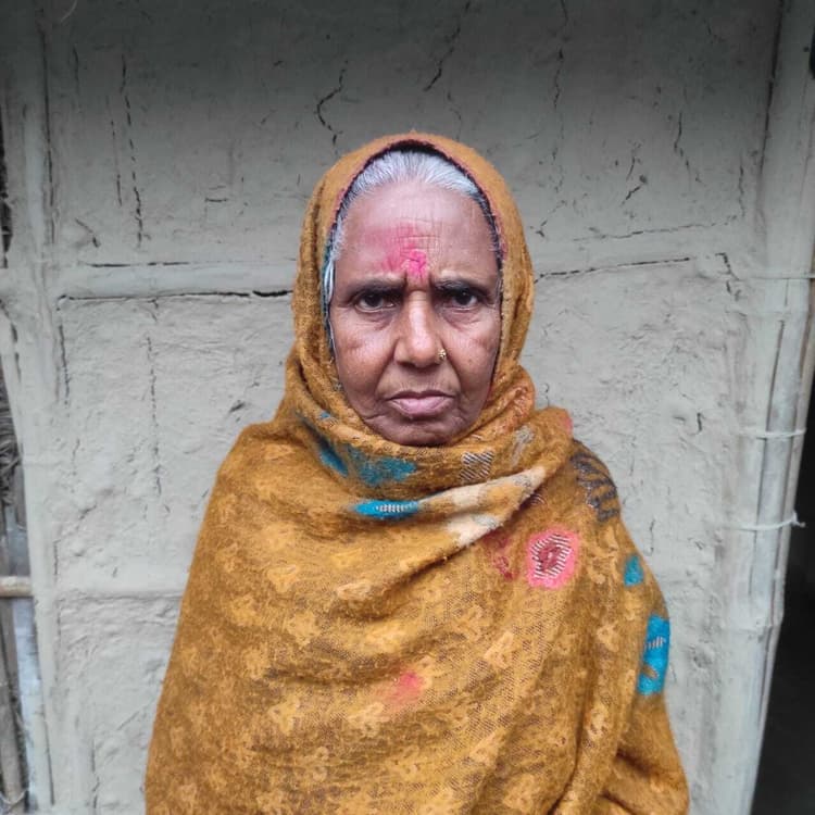 जमीन रजिस्ट्री करा बेटे-बहु ने मारपीट कर मां घर से निकाला