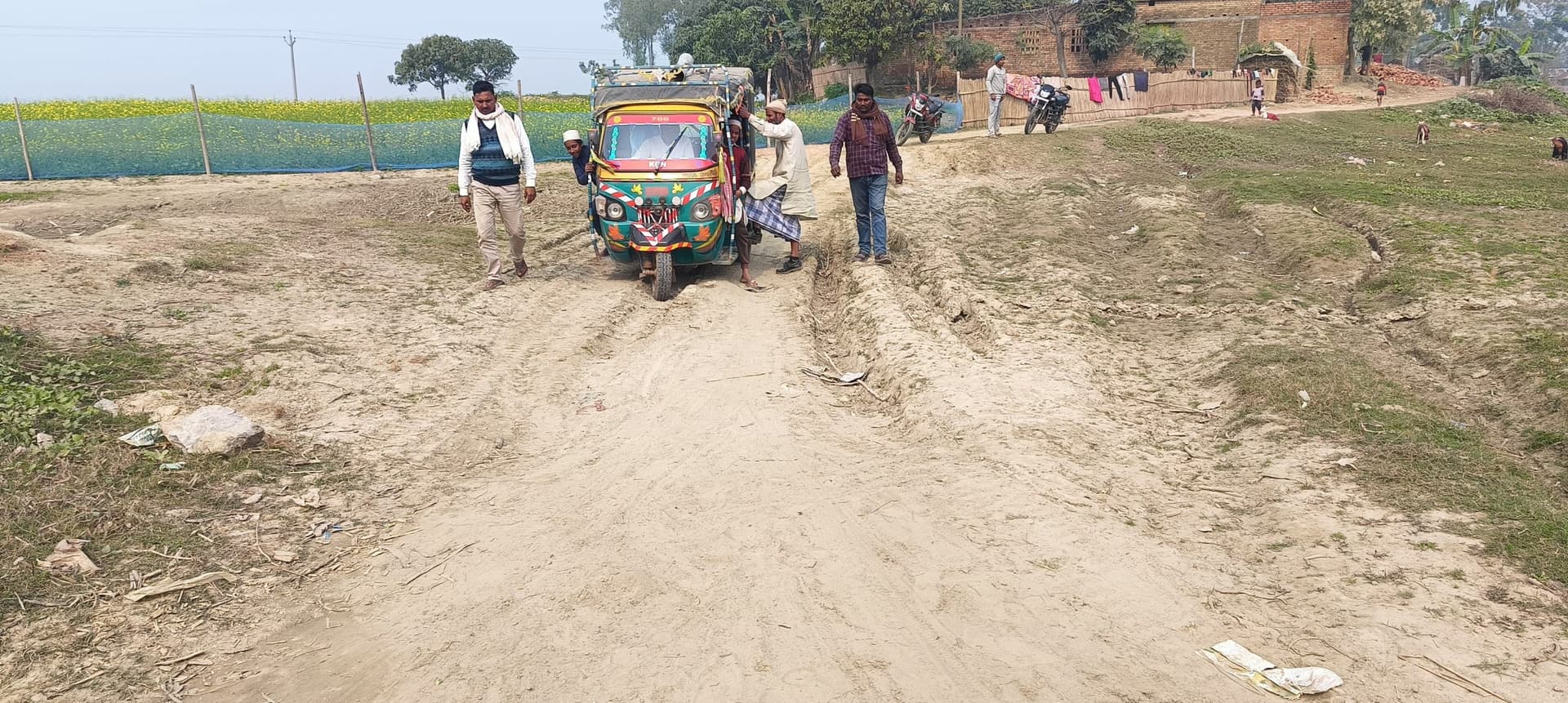शांति मोड़ बाजार से श्रीधर कॉलोनी नं 10 तक सड़क जर्जर, ग्रामीण परेशान