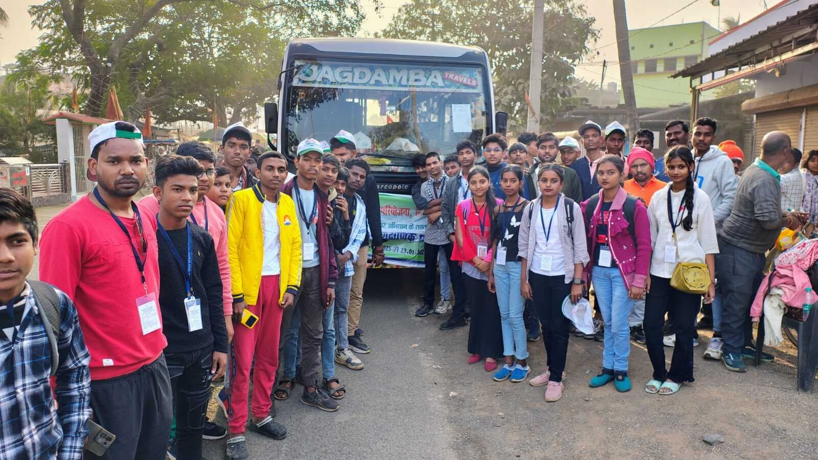 मेधावी छात्र-छात्राओं ने किया वाराणसी का शैक्षणिक भ्रमण