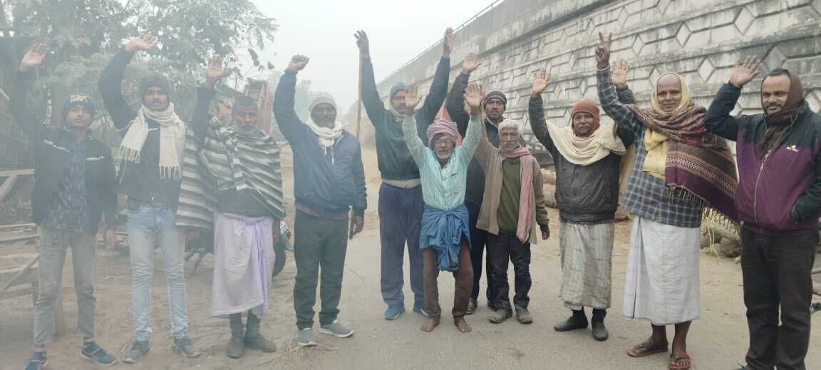 पुल बनाने की मांग को लेकर किसानों का प्रदर्शन