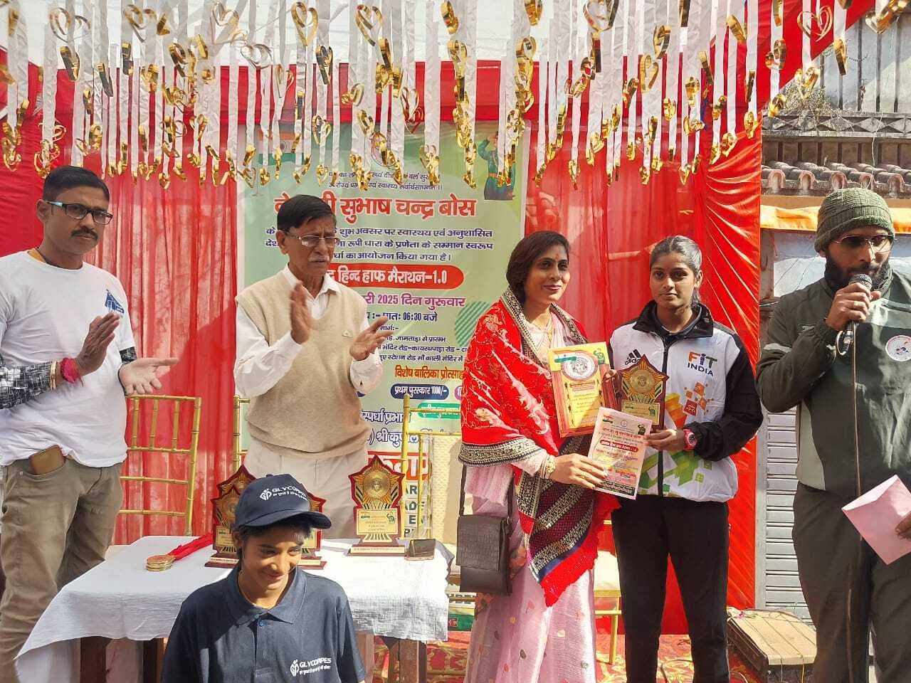 आजाद हिंद हाफ मैराथन के प्रतिभागी हुए पुरस्कृत