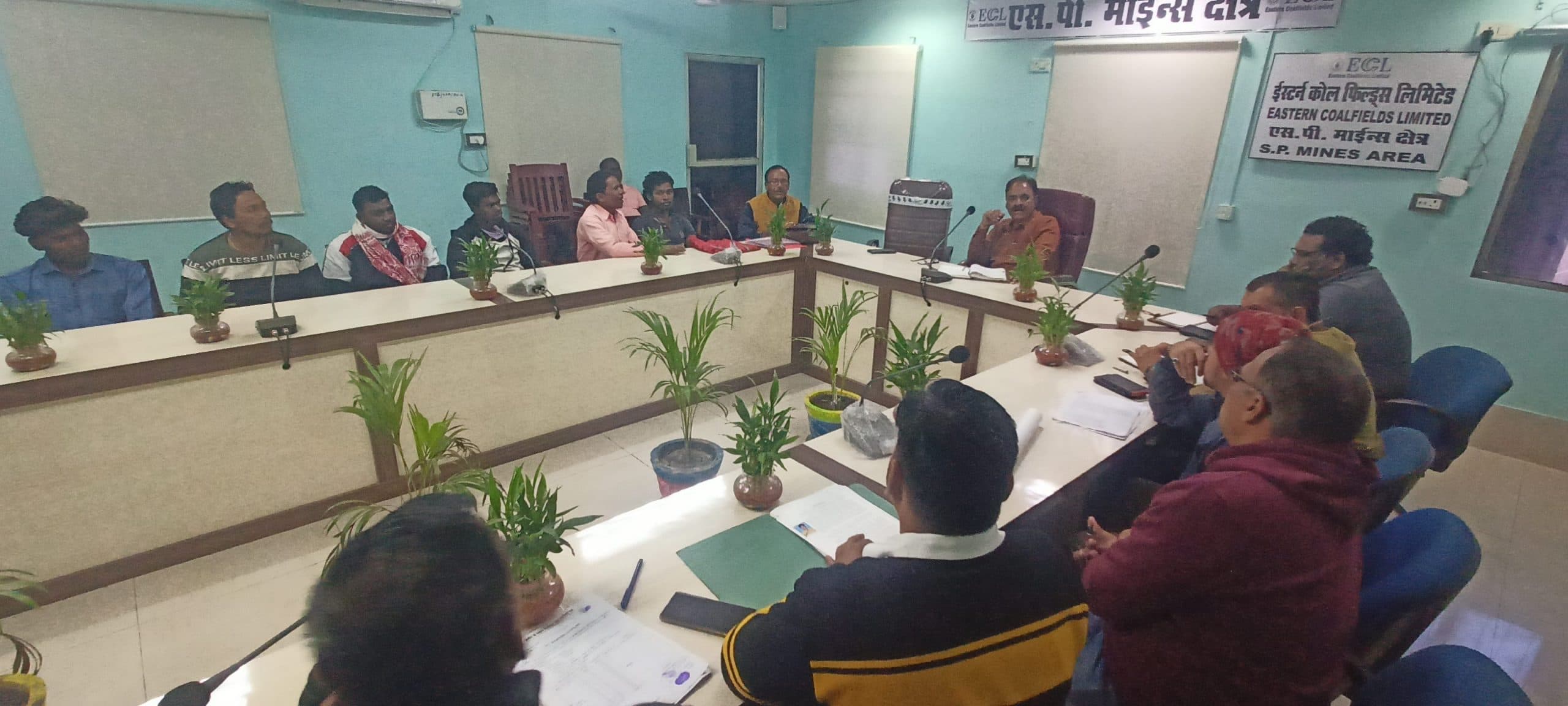 Deoghar news : कोलियरी महाप्रबंधक ने जमीन के रैयतों के साथ की चर्चा, नौकरी की प्रक्रिया बढ़ाने का दिया निर्देश