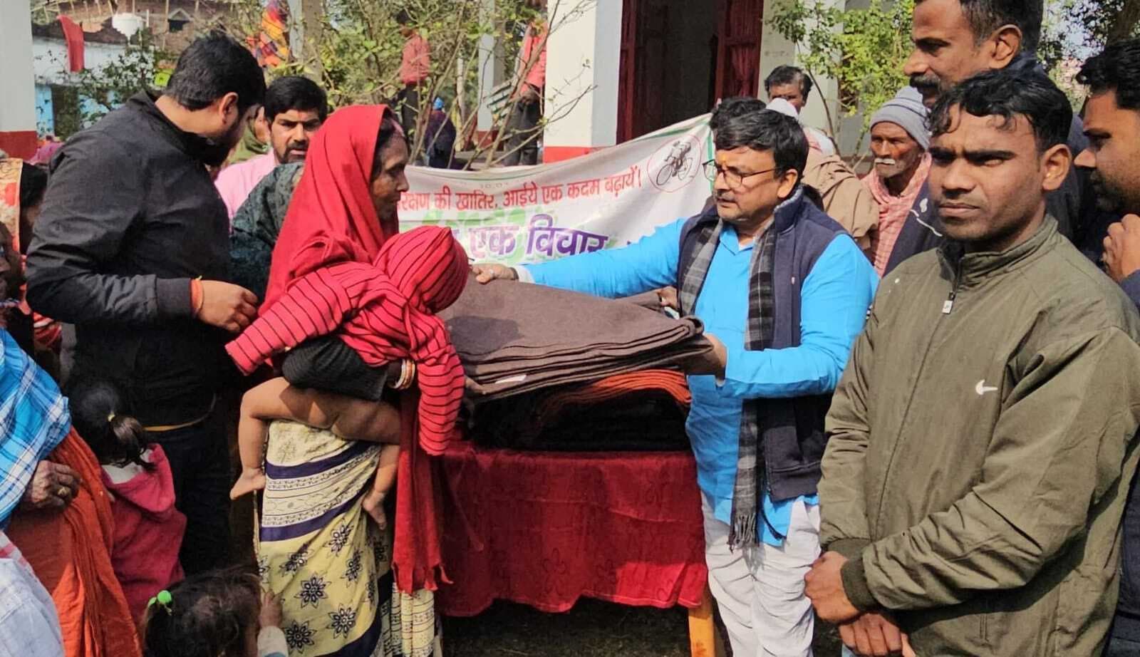 जरूरतमंदों के बीच बांटा गया कंबल