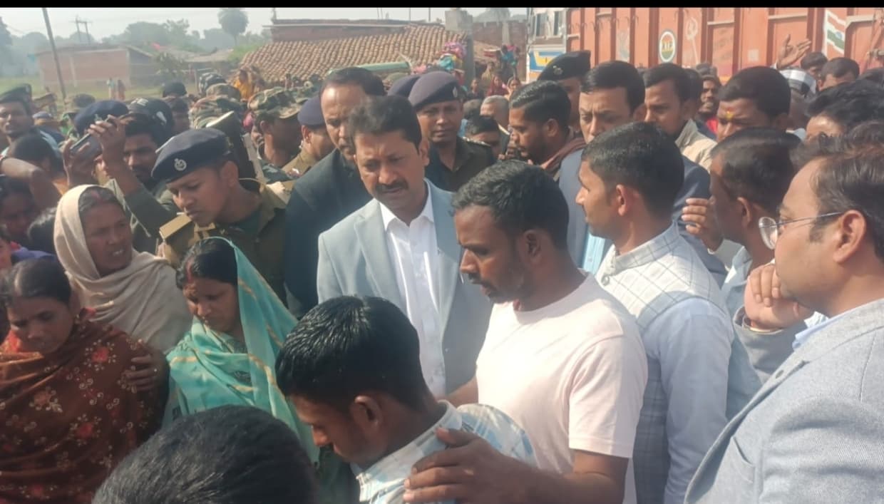 घर में ट्रक की चपेट में आने से गर्भवती महिला की मौत के बाद आक्रोशित परिजनों ने की सड़क जाम