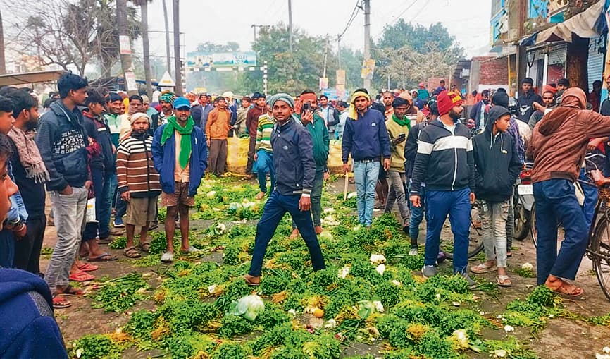 हिलसा में सब्जी मंडी को हटाने के बाद व्यापारी हुए एकजुट