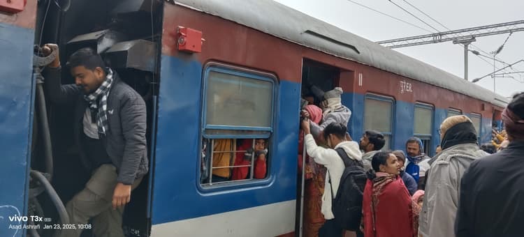 Bhagalpur News: ट्रेनों की संख्या कम होने से यात्रियों की बढ़ी भीड़, कठिन हुई यात्रा