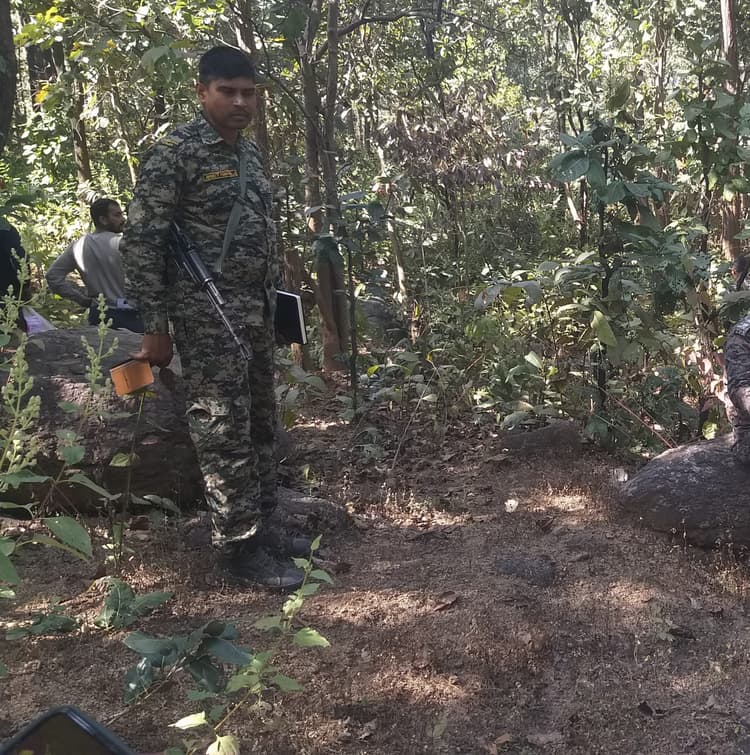 Bokaro News: जरवा के जंगल में नक्सलियों विरुद्ध दूसरे दिन भी चला सर्च अभियान
