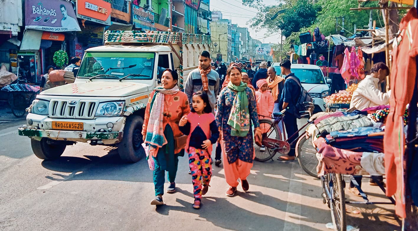 Chapra News : धूप ने दिलायी ठंड से राहत, पटरी पर लौटी दिनचर्या, सुबह और शाम अब भी गलन