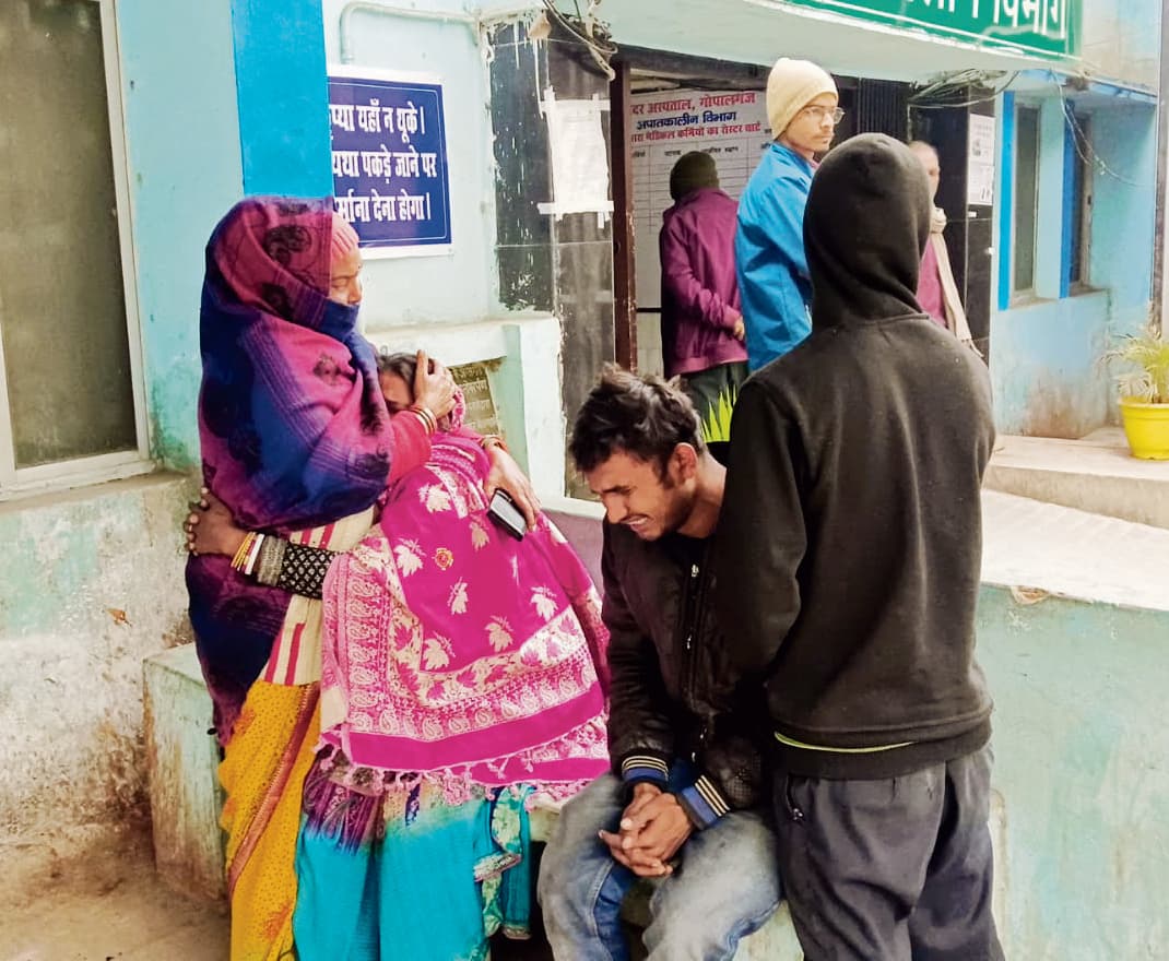Gopalganj News  : बैंक, खेत और किचेन में चलते-फिरते हुए अचानक गिरने से तीन लोगों की हुई मौत