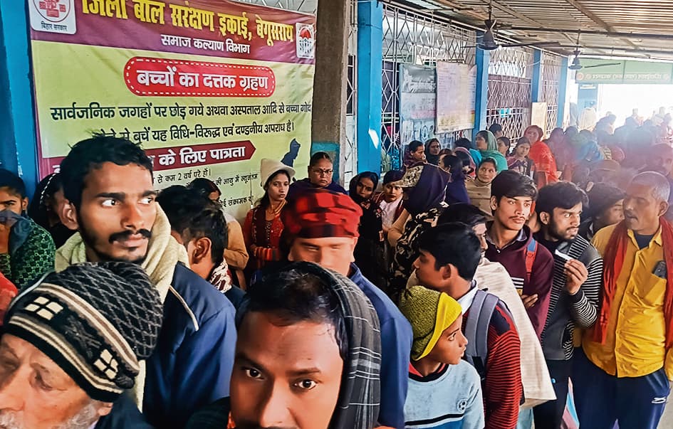 सदर अस्पताल में इलाज से पहले रजिस्ट्रेशन के लिए मरीजों को करनी पड़ती है एक दूसरे से धक्का-मुक्की