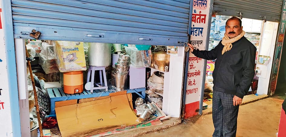 Gopalganj News : आभूषण दुकान में डकैती के दूसरे दिन ज्वेलरी व कपड़ा दुकान में सेंधमारी कर लाखों की हुई चोरी