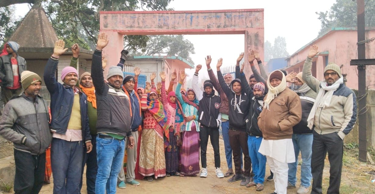 Madhubani News : ग्रामीणों ने स्कूल में जड़ा ताला