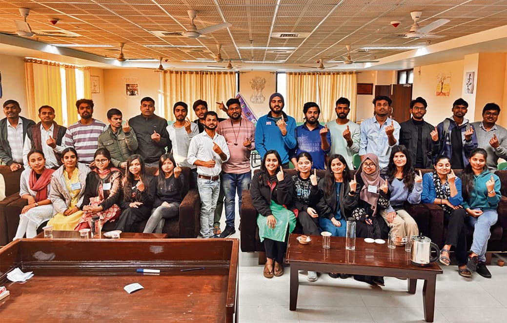 Gaya News : छात्रों ने लोकतांत्रिक प्रक्रिया व चुनावी व्यवस्था की बारीकियों को समझा