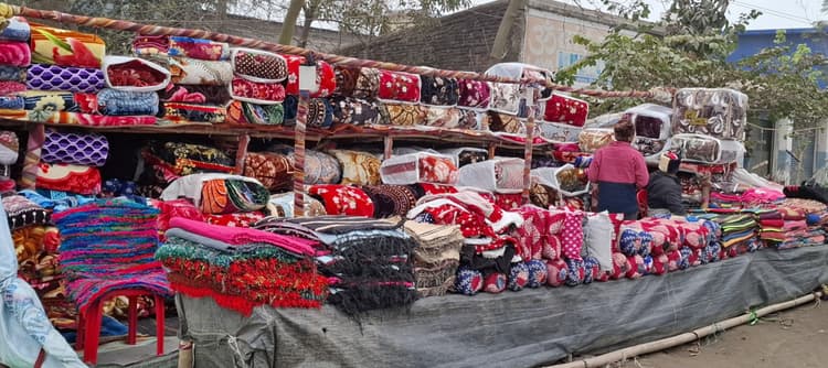 मौसम की मार से इस साल बेजार दिख रहा गर्म कपड़ों का बाजार