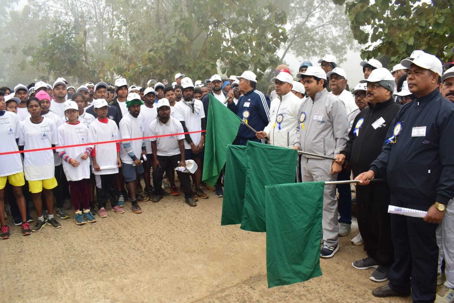 मैराथन दौड़ में संतोष, अजय व श्यामल को मिला पुरस्कार