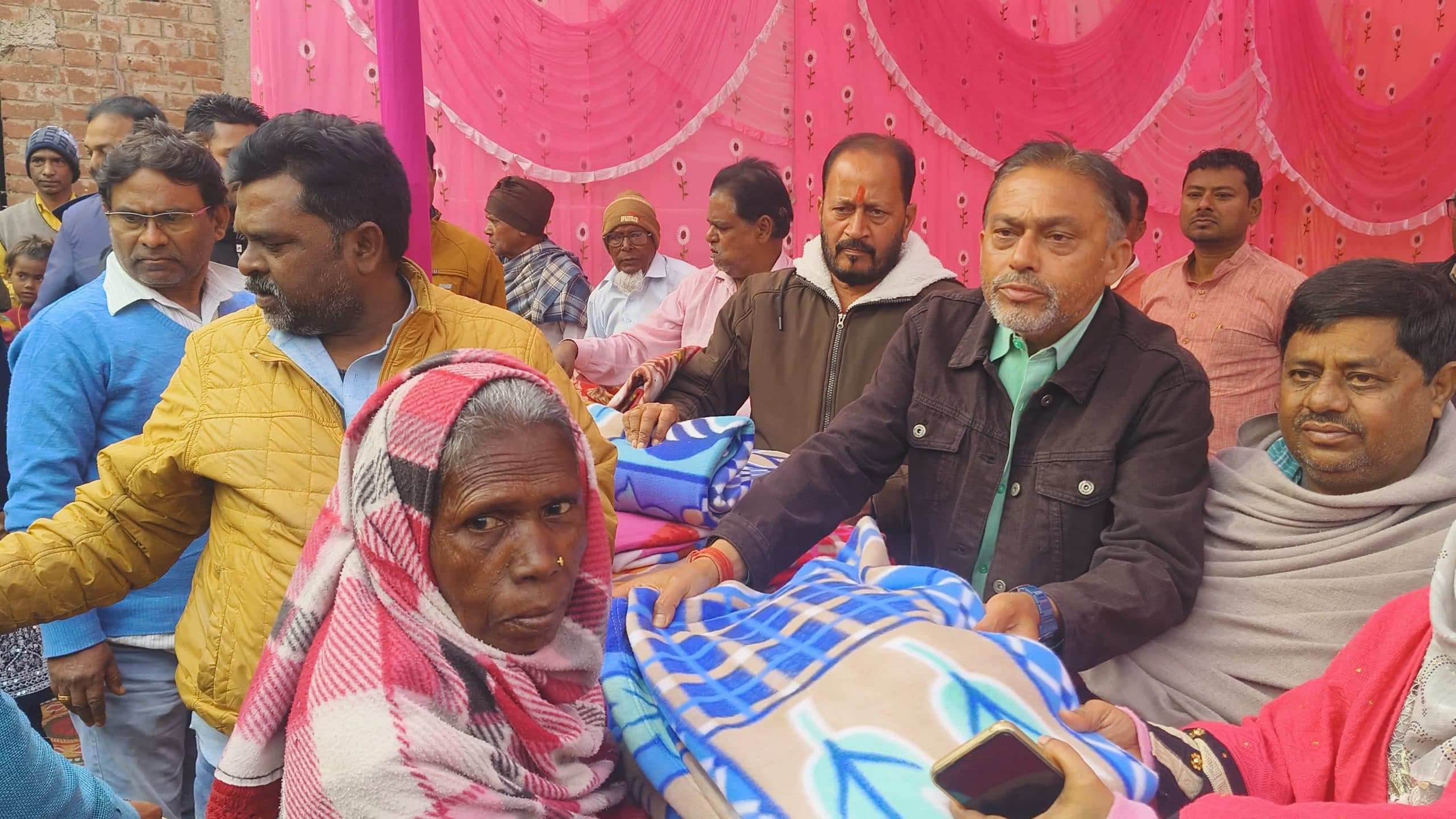 जरूरतमंद लोगों के बीच कंबल का हुआ वितरण