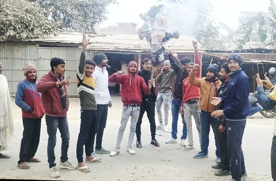 माले युवा नेता कुंदन यादव की गिरफ्तारी के खिलाफ युवाओं ने मुख्यमंत्री का फूंका पुतला