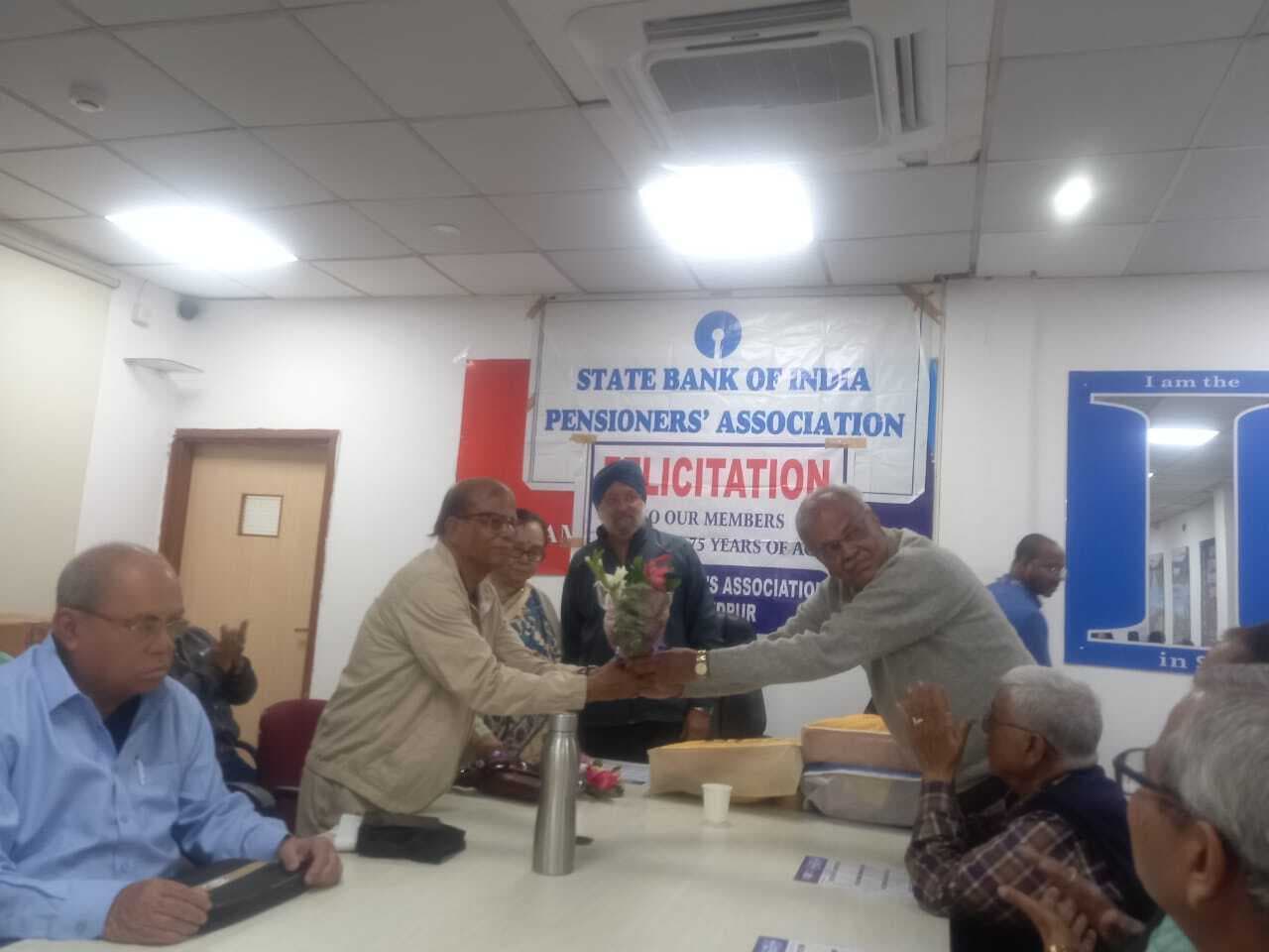Jamshedpur news. एसबीआइ पेंशनर्स एसोसिएशन ने वरीय सदस्यों को किया सम्मानित