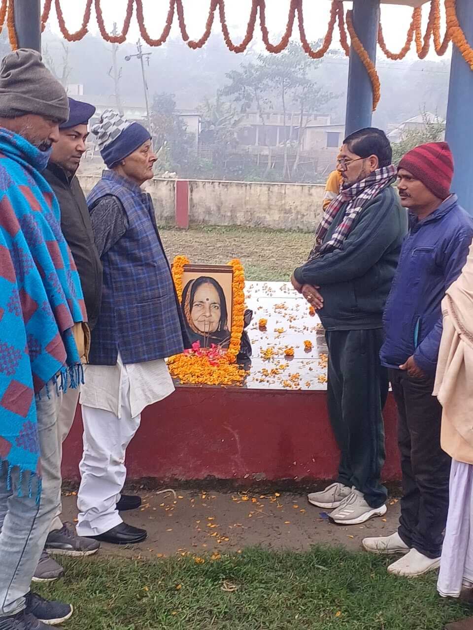 पूर्व विधायक की पत्नी की पुण्यतिथि पर दी श्रद्धांजलि