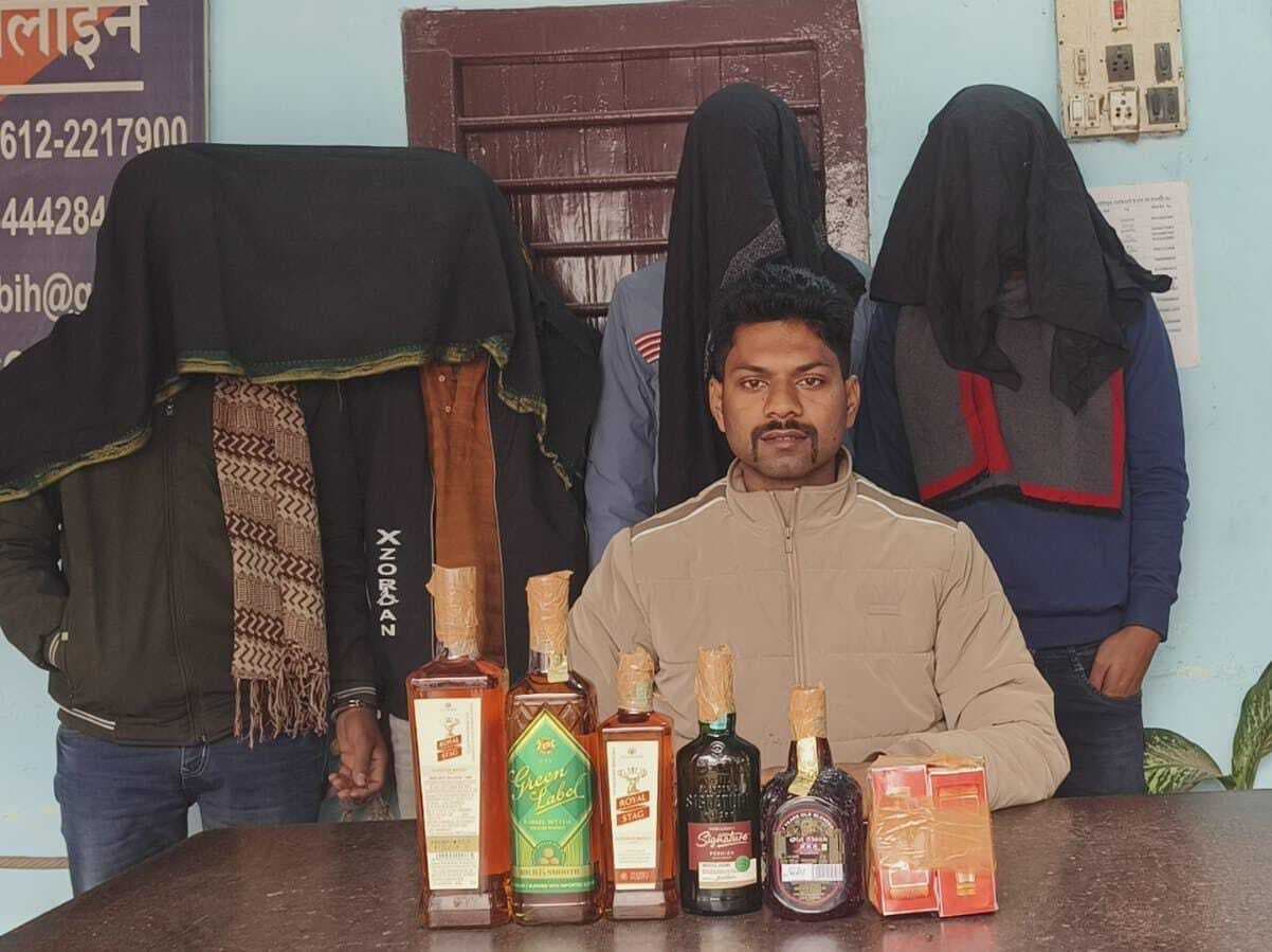 लग्जरी दो कार से पुलिस ने 137 लीटर अंग्रेजी शराब किया बरामद