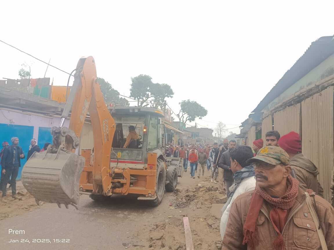 खवासपुर बाजार से हटाया गया अतिक्रमण