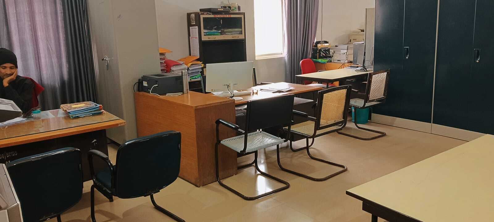 ठेकेदारों, शिक्षकों, चहेतों व बिचौलियों से गुलजार रहने वाले जिला शिक्षा कार्यालय में पसरा रहा सन्नाटा