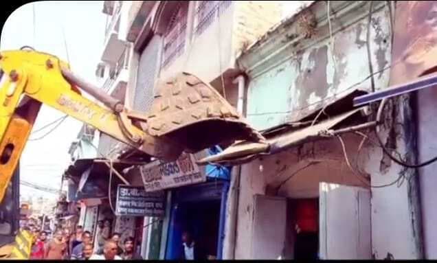 Deoghar News : चेतावनी के बाद भी नहीं मान रहे दुकानदार, जेसीबी से तोड़े गये छावनी व काउंटर