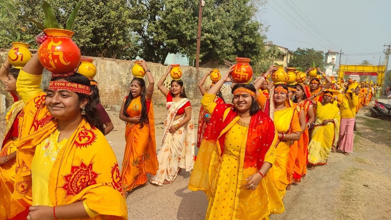 गायत्री महायज्ञ को लेकर निकाली गयी भव्य कलश यात्रा