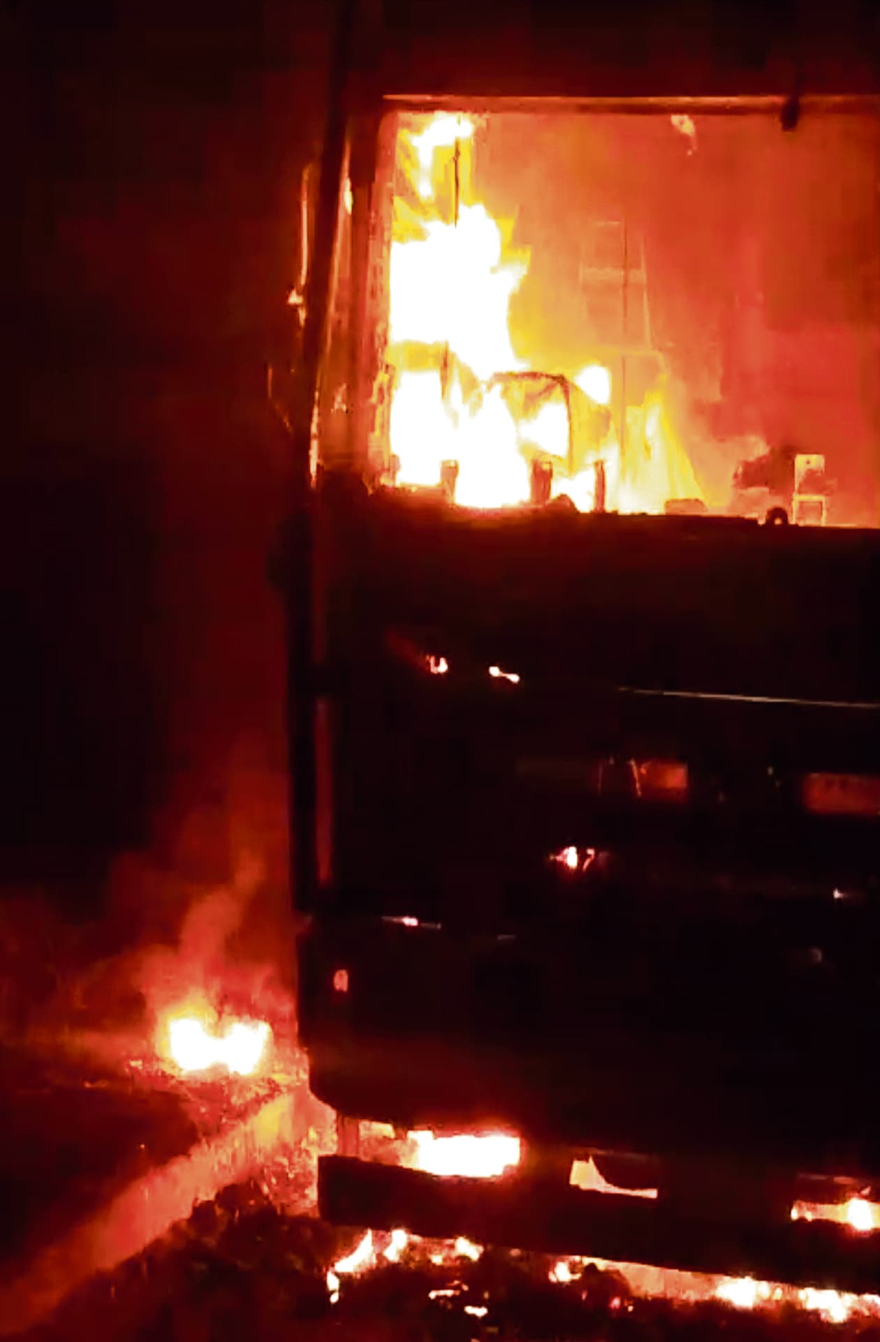 आरा-छपरा फोरलेन पर जाम में खड़े ट्रक में लगी आग, चालक व खलासी जिंदा जले