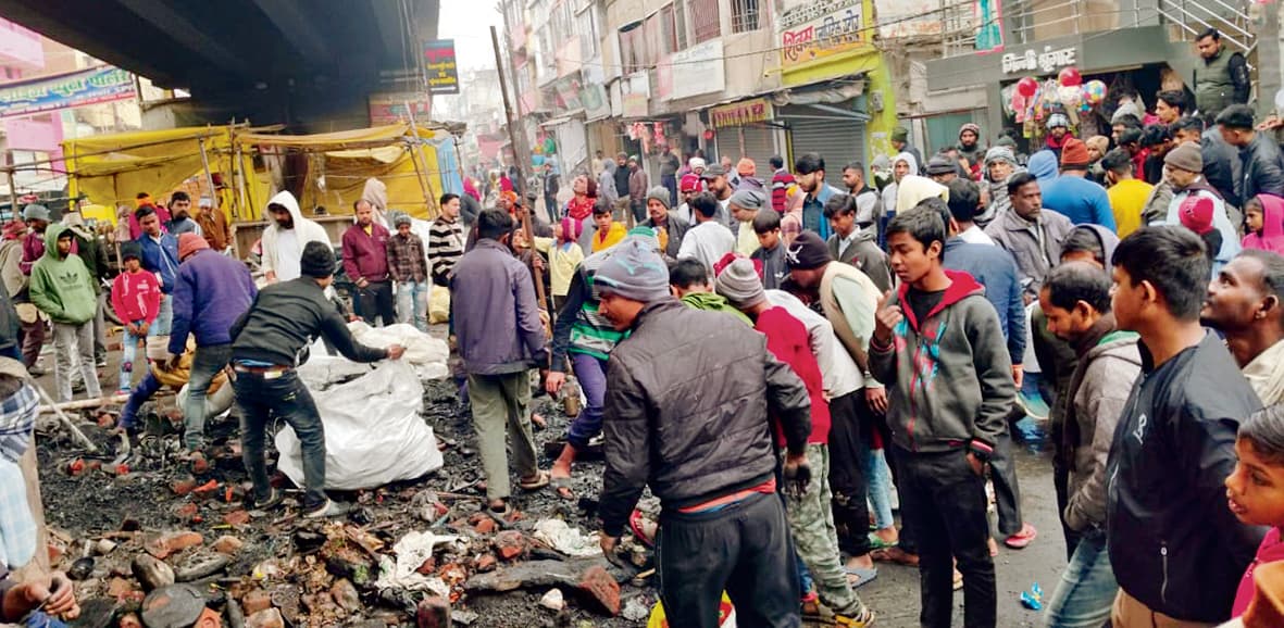 बिहिया में अगलगी में आधा दर्जन फुटपाथी दुकानें राख, लाखों रुपये का नुकसान