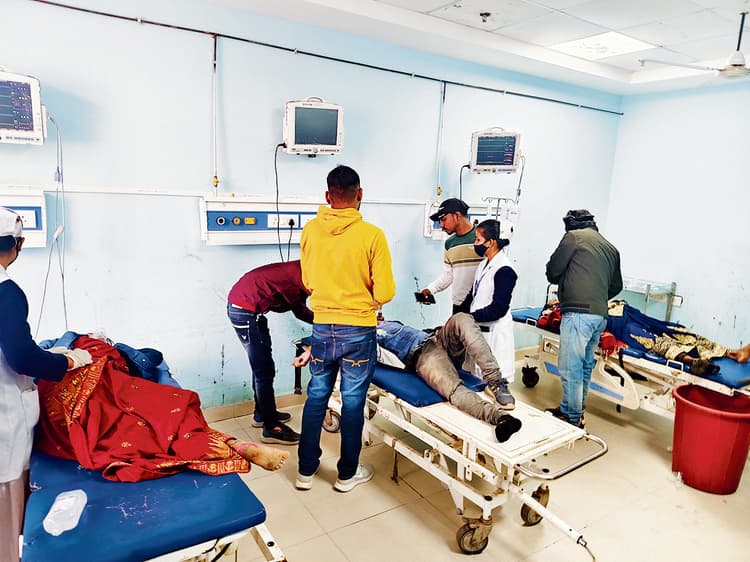 ट्रैक्टर ने बाइक सवार मां-बेटे समेत चार लोगों को मारी टक्कर, दो की हालत गंभीर