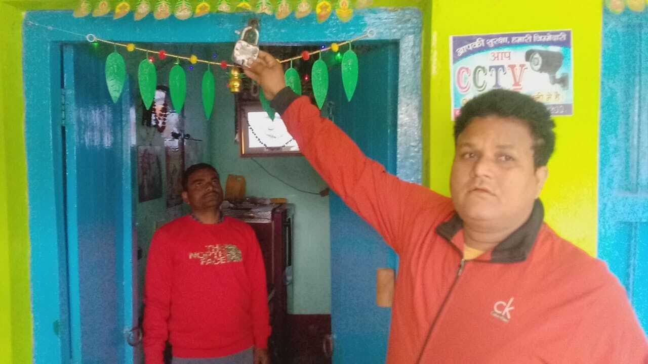 दुकान का ताला तोड़कर साढ़े चार लाख रुपये की चोरी, घटना सीसीटीवी में कैद