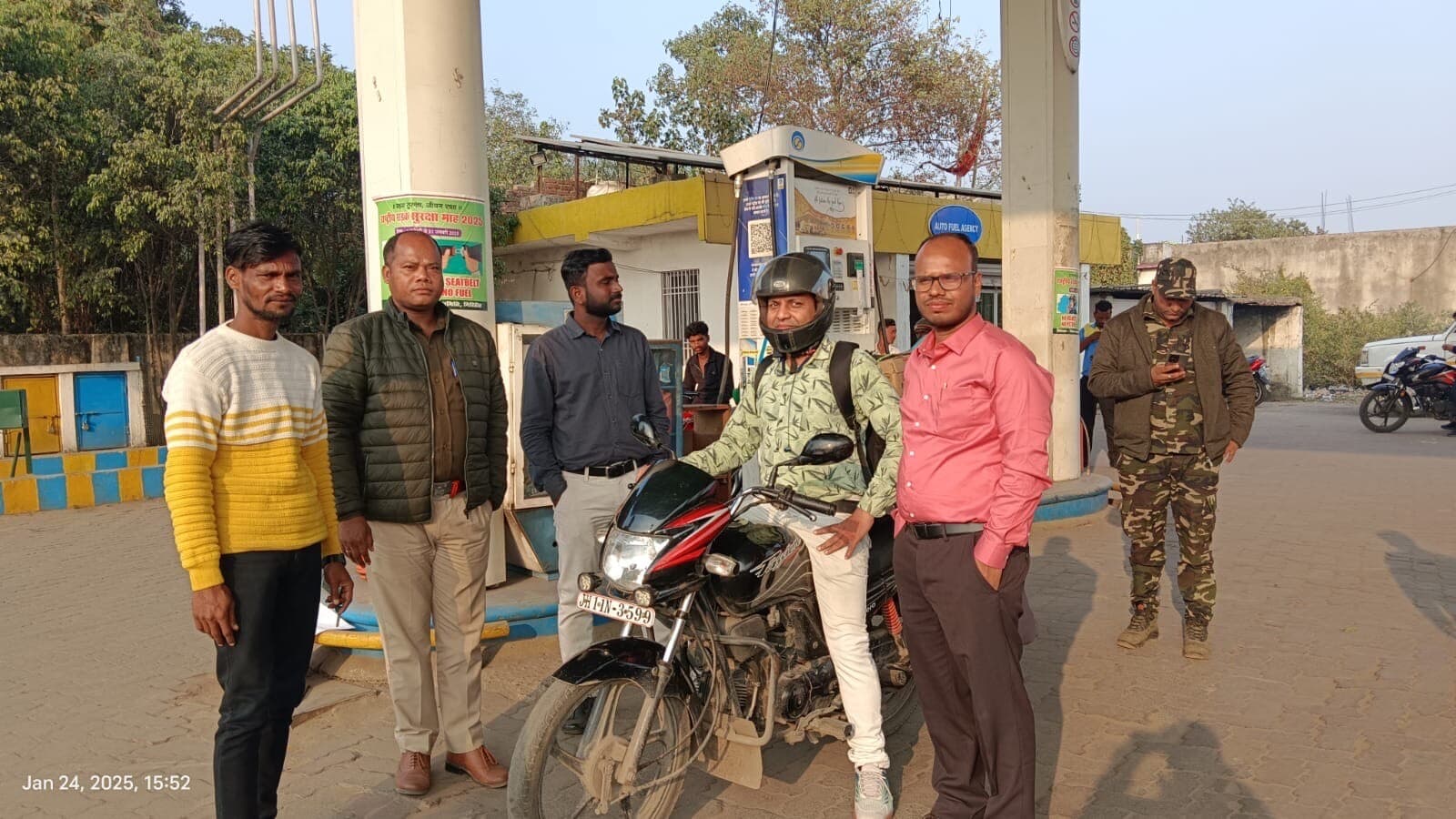 Giridih News :अब बिना हेलमेट वालों को पंप पर तेल नहीं