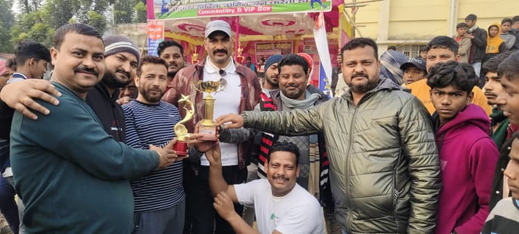 शो मैच में सीनियर टीम ने जूनियर टीम को 18 रनों से हराया