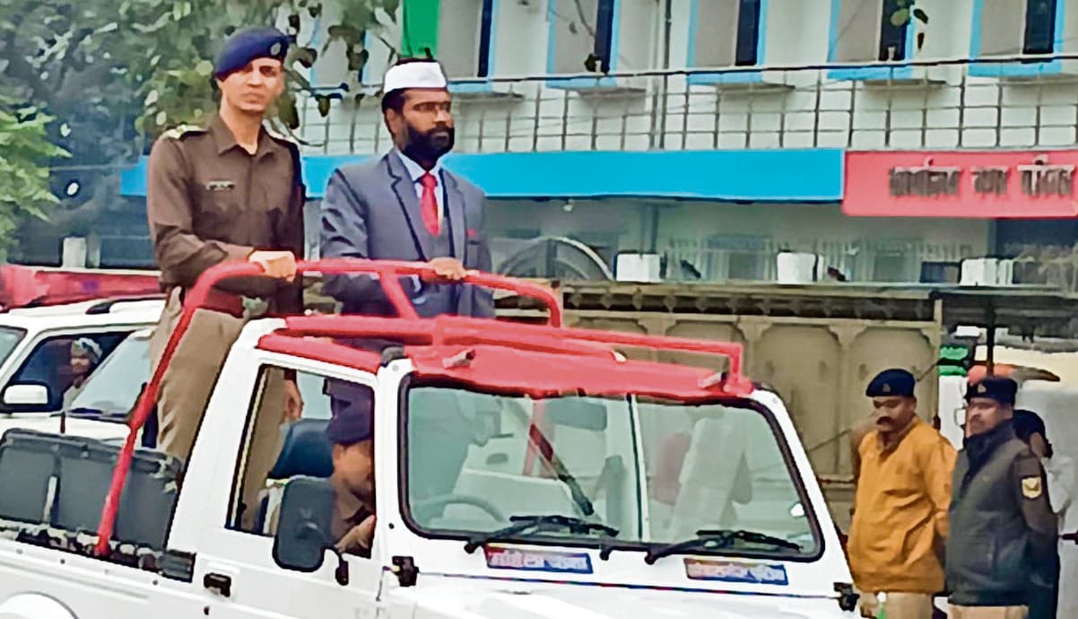 Gopalganj News  : गणतंत्र दिवस को लेकर परेड का हुआ फाइनल रिहर्सल, डीएम व एसपी ने निरीक्षण के दौरान तिरंगे को दी सलामी