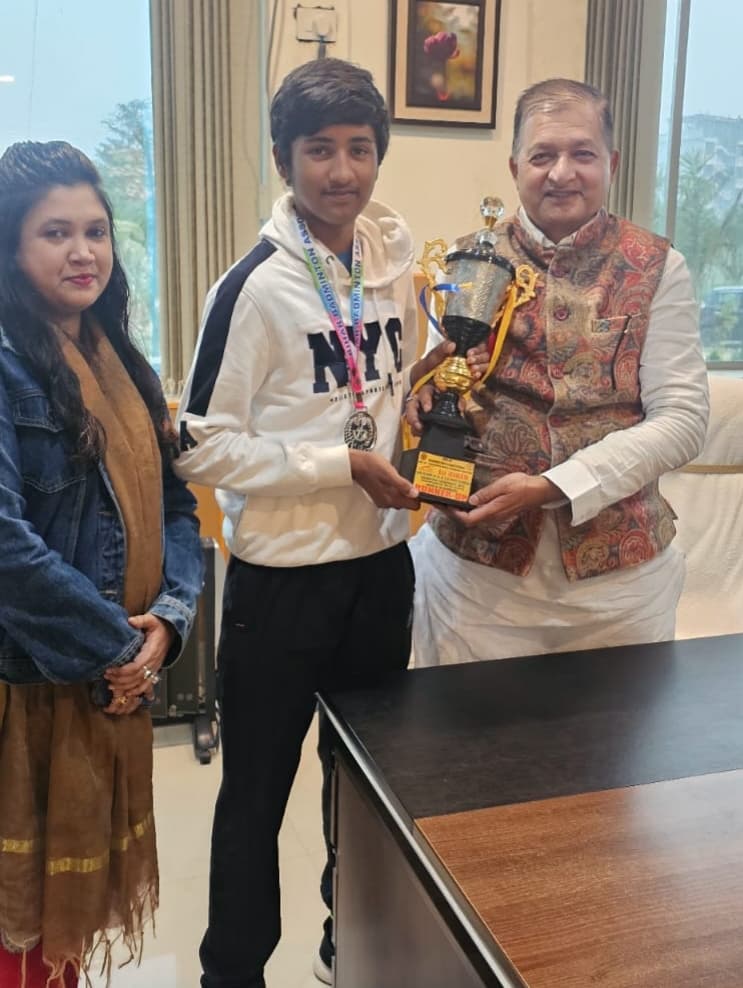 Madhubani News : बैडमिंटन में बेहतर प्रदर्शन करने पर अयान अली को दी बधाई