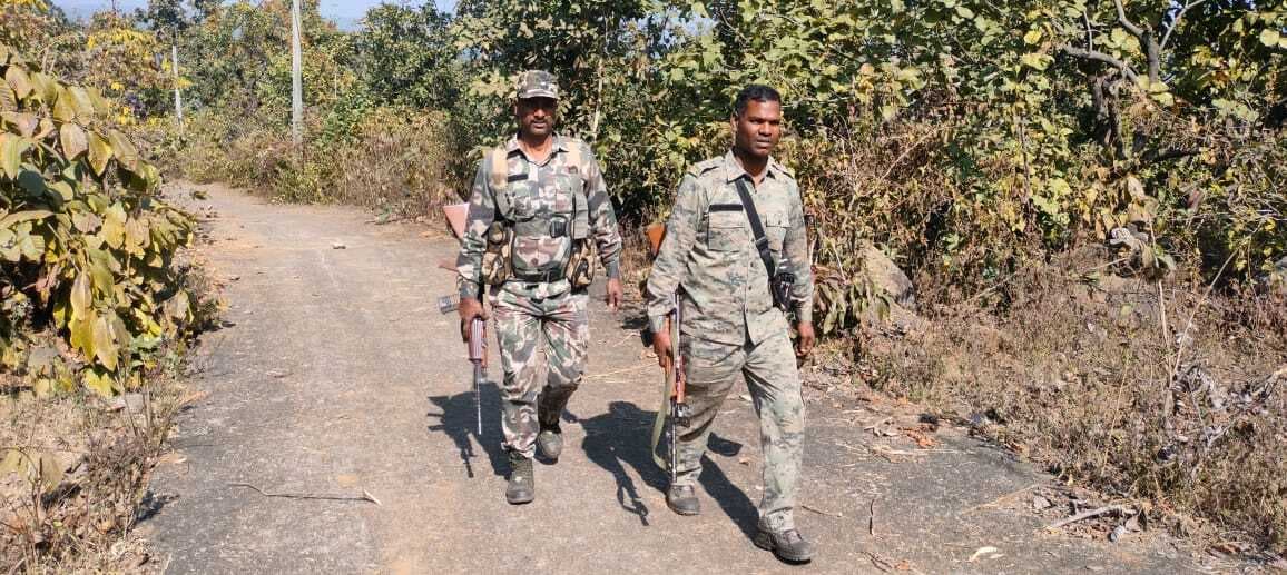 Bokaro News : नक्सलियों के बंकर और हथियार की तलाश में जुटी पुलिस