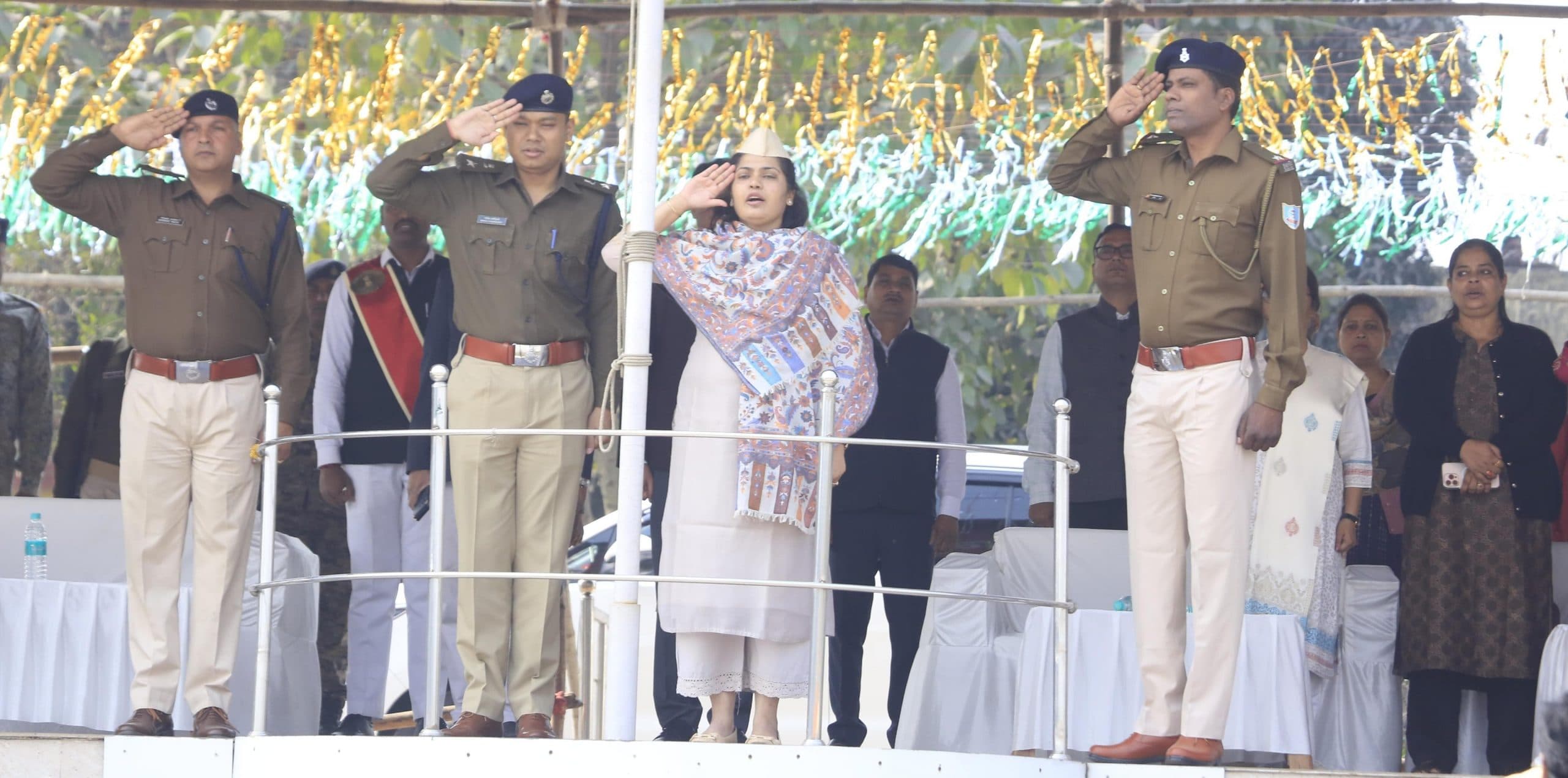 Bokaro News : डीसी-एसपी ने किया फुल ड्रेस परेड का निरीक्षण, तिरंगे को दी सलामी