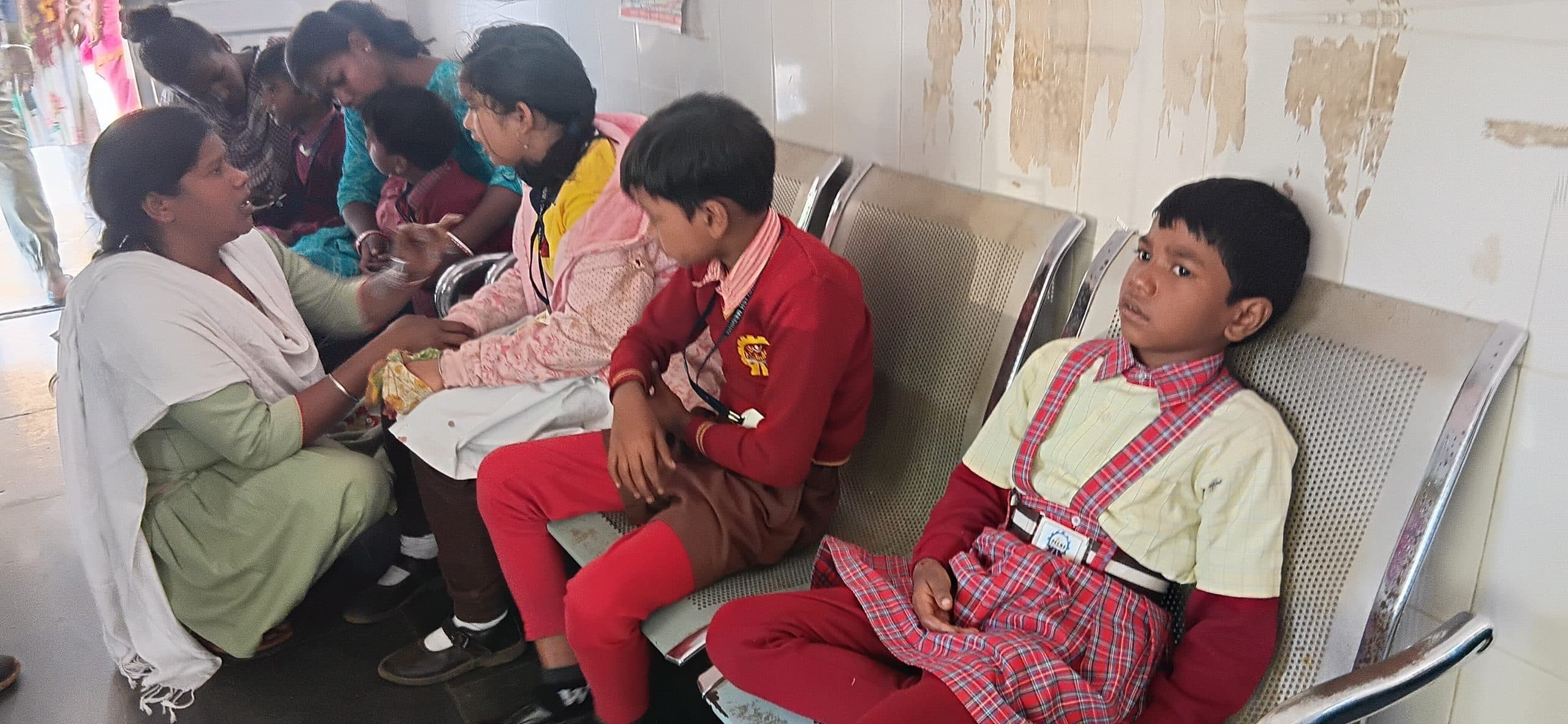 Chaibasa News : छात्रों को घर ले जा रही टेंपो बाइक से टकरायी, आधा दर्जन विद्यार्थी घायल