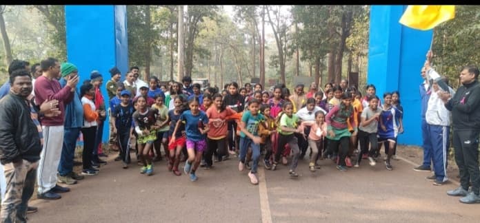 Chaibasa News : पांडू व शिलबिना बने क्रॉस कंट्री के बेस्ट एथलीट