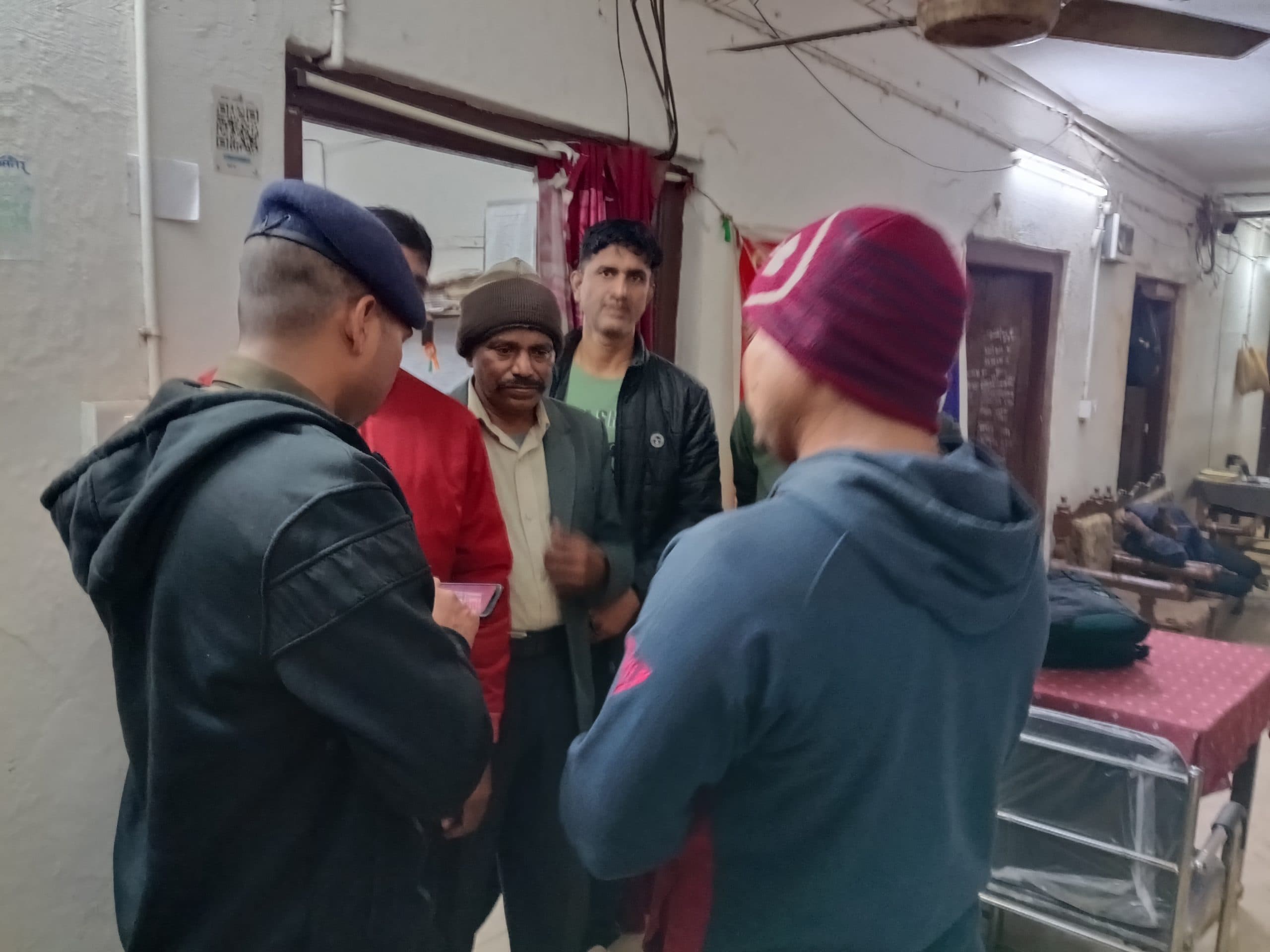 बैंक से पैसा निकाल कार खरीदने जा रहे पूर्व सैनिक से दो लाख छीने